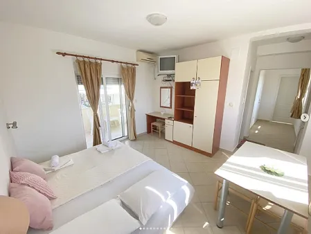 House with 6 separate apartments in Dobre Vode